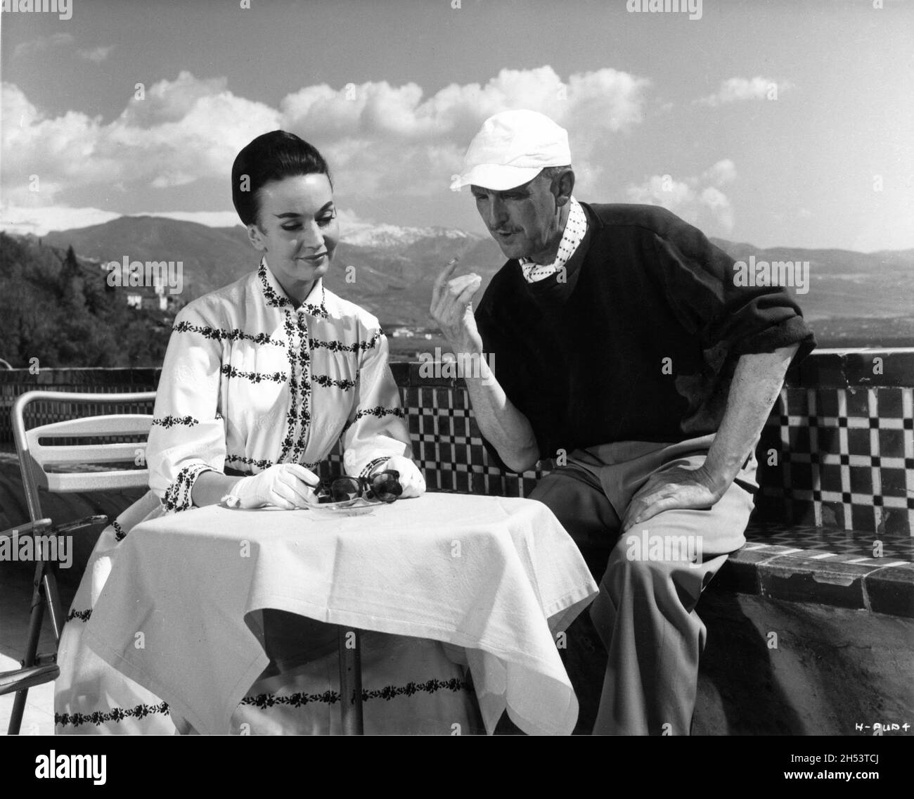 LUDMILLA TCHERINA et le réalisateur MICHAEL POWELL sur le terrain de tournage Candid en Espagne pendant le tournage DE LUNE DE MIEL / LUNA DE MIEL 1959 réalisateur MICHAEL POWELL scénario Michael Powell et Luis Escobar Royaume-Uni - Espagne coproduction Cesareo Gonzalez producciones Cinematograficas / Everdene / Suevia films - Cesareo Gonzalez / British Lion films Banque D'Images