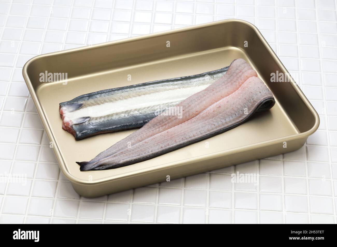 Préparation des plats japonais Unagi(anguille); ouvrir l'anguille le long de l'arrière et couper la tête. Banque D'Images