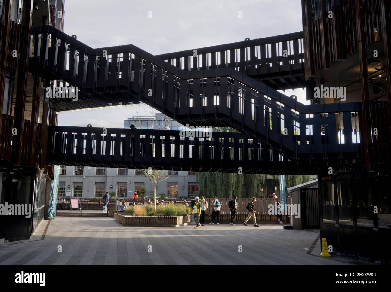 Les gens qui se promènent dans le nouveau logement de Hawley Wharf, le shoping et le développement de bureaux au marché Camden Lock à Londres, Angleterre, Royaume-Uni Banque D'Images