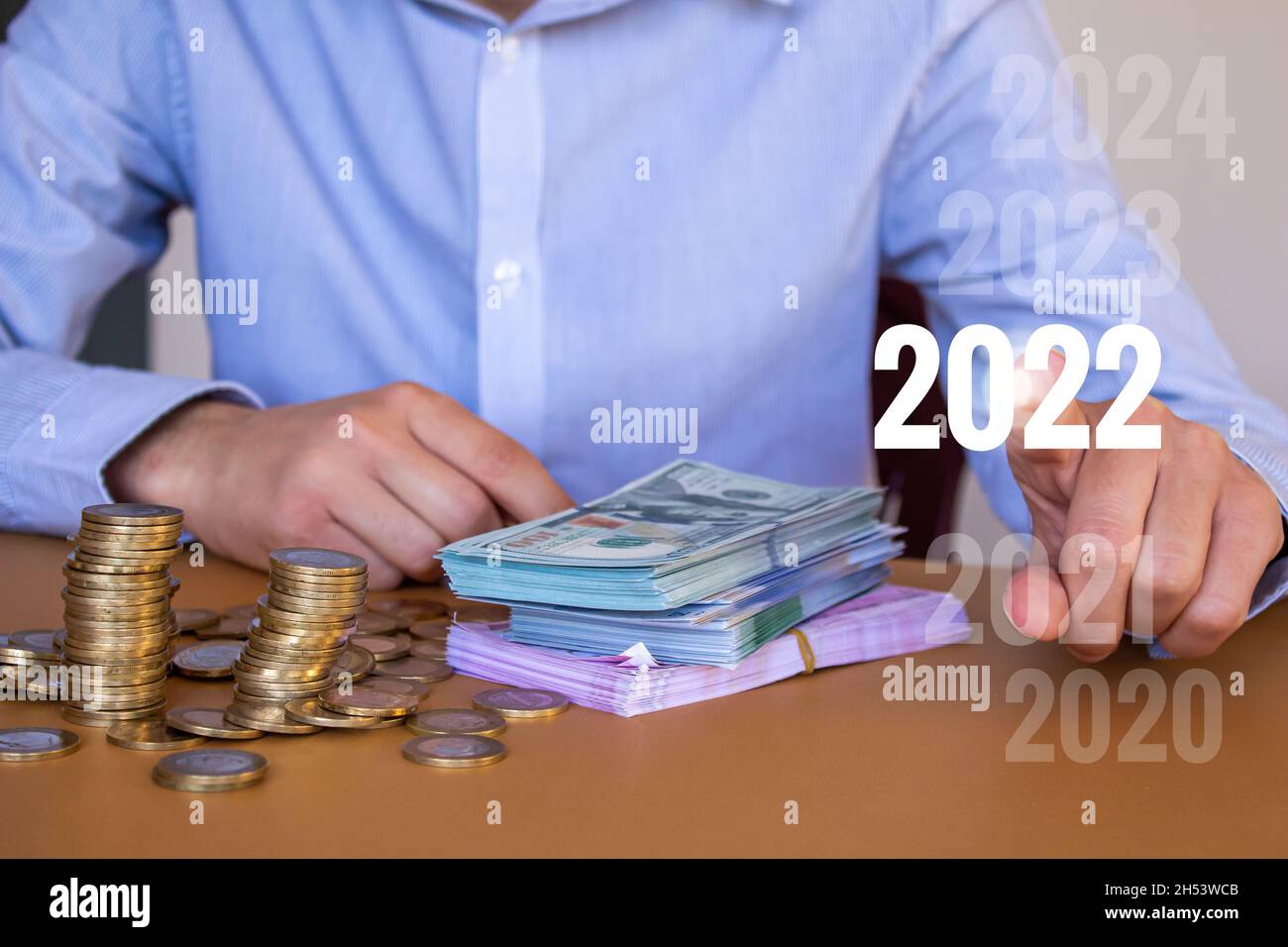 Homme d'affaires sélectionne l'année 2022.Concept du nouvel an 2022 à venir.Pointage à la main 2022. Banque D'Images