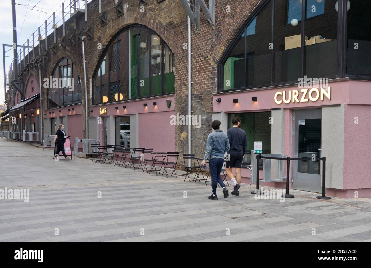 Les gens qui se promènent dans le nouveau cinéma Curzon près de Hawley Wharf abritant, shoping et le développement de bureaux au marché Camden Lock à Londres, Angleterre, Royaume-Uni Banque D'Images
