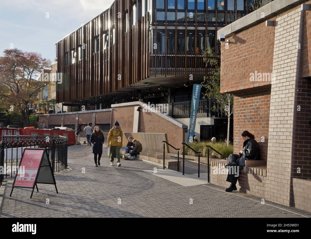 Les gens qui se promènent dans le nouveau logement de Hawley Wharf, le shoping et le développement de bureaux au marché Camden Lock à Londres, Angleterre, Royaume-Uni Banque D'Images