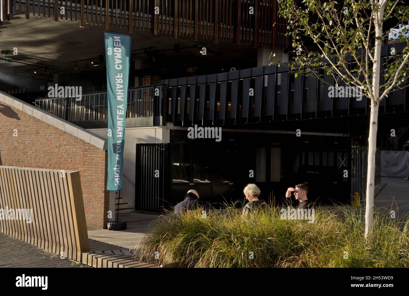 Les gens qui se promènent dans le nouveau logement de Hawley Wharf, le shoping et le développement de bureaux au marché Camden Lock à Londres, Angleterre, Royaume-Uni Banque D'Images