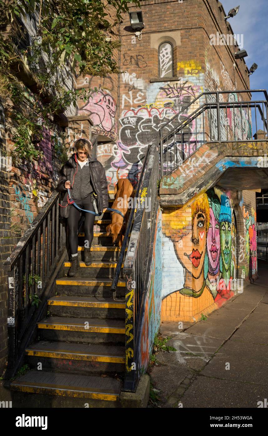 Les gens qui se promènent dans le nouveau logement de Hawley Wharf, le shoping et le développement de bureaux au marché Camden Lock à Londres, Angleterre, Royaume-Uni Banque D'Images
