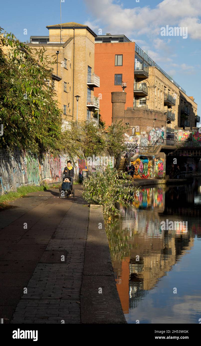 Les gens qui se promènent dans le nouveau logement de Hawley Wharf, le shoping et le développement de bureaux au marché Camden Lock à Londres, Angleterre, Royaume-Uni Banque D'Images