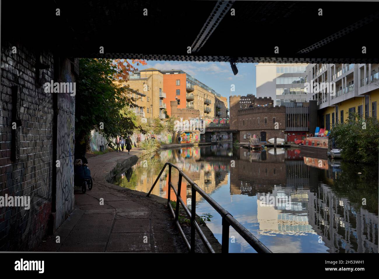 Les gens qui se promènent dans le nouveau logement de Hawley Wharf, le shoping et le développement de bureaux au marché Camden Lock à Londres, Angleterre, Royaume-Uni Banque D'Images