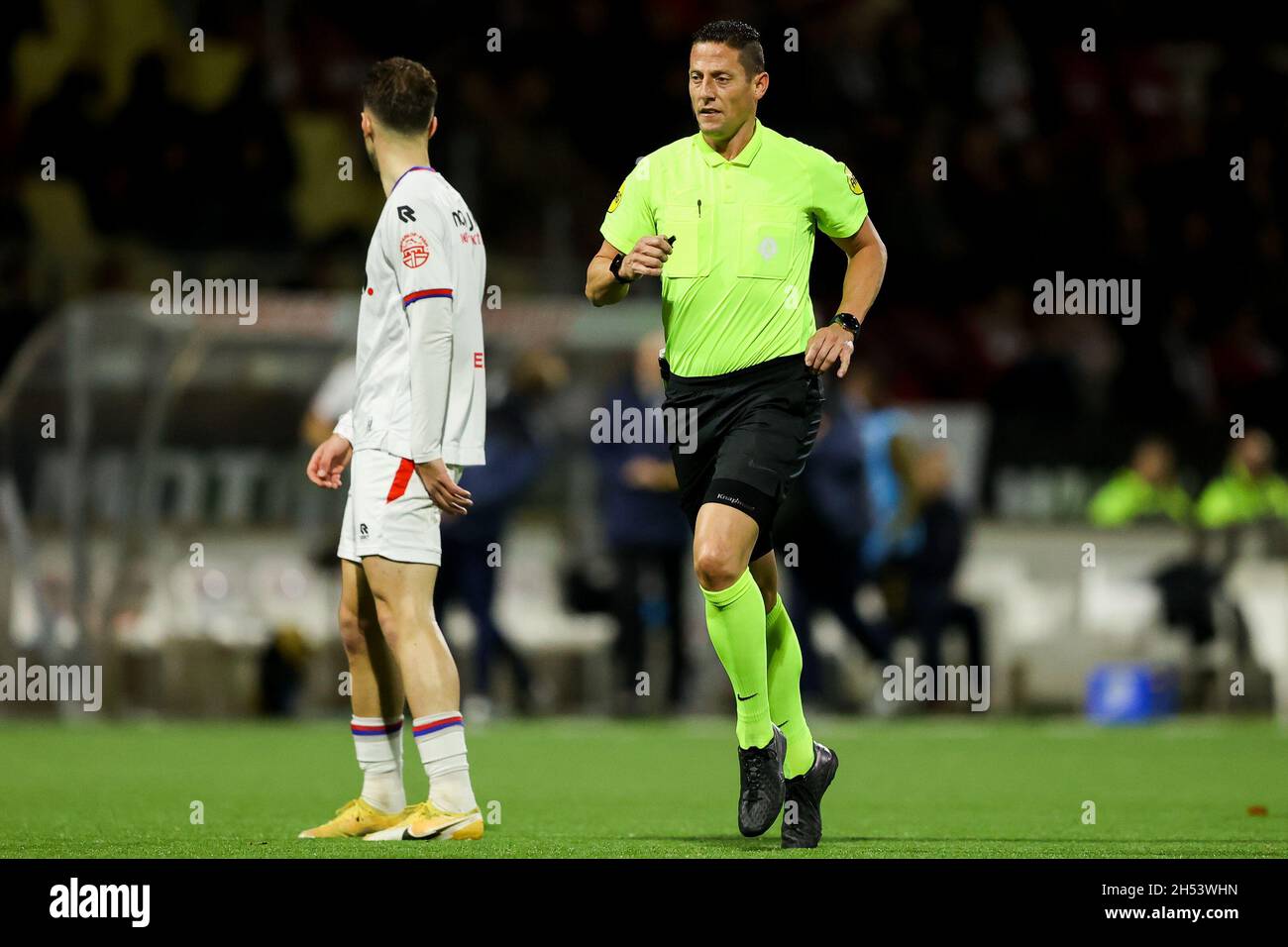 VELSEN-ZUID, PAYS-BAS - NOVEMBRE 6 : arbitre Jeroen Manschot lors du match hollandais de Keukenkampioendisvisiie entre Telstar et Excelsior au stade Buko, le 6 novembre 2021 à Velsen-Zuid, pays-Bas (photo de Hans van der Valk/Orange Pictures) Banque D'Images