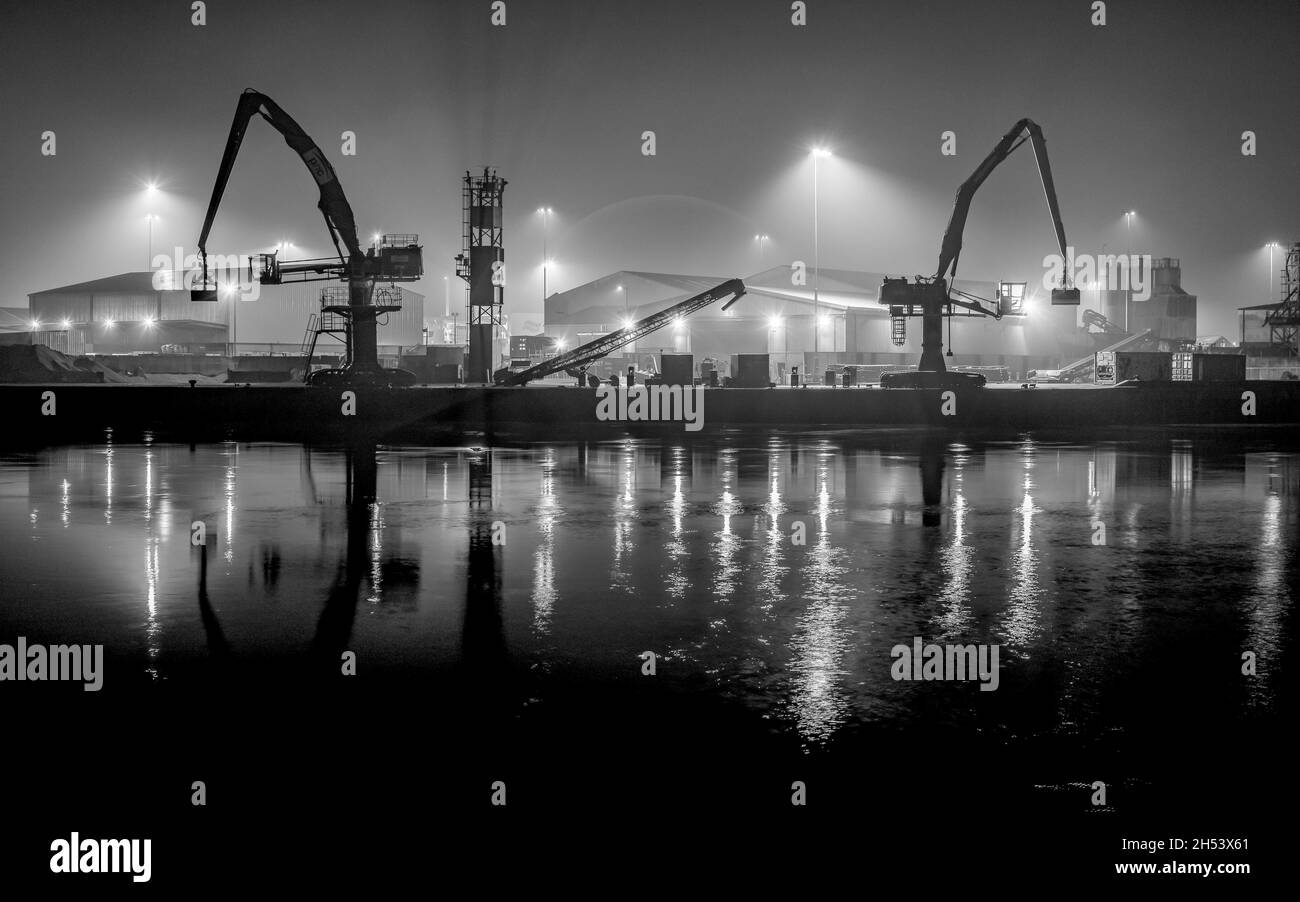 Belle photo d'une ville en construction en niveaux de gris Banque D'Images