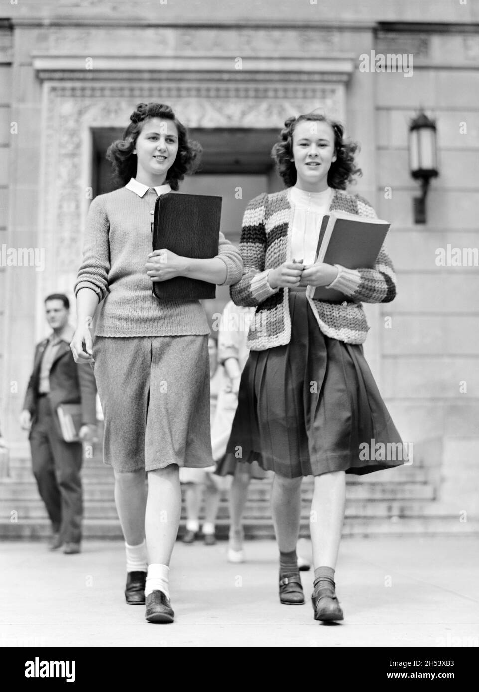 Deux étudiants sortent de la bibliothèque à l'Iowa State College, Ames, Iowa, États-Unis, Jack Delano,U.S. Farm Security Administration, U.S. Office of War information Photograph Collection, mai 1942 Banque D'Images