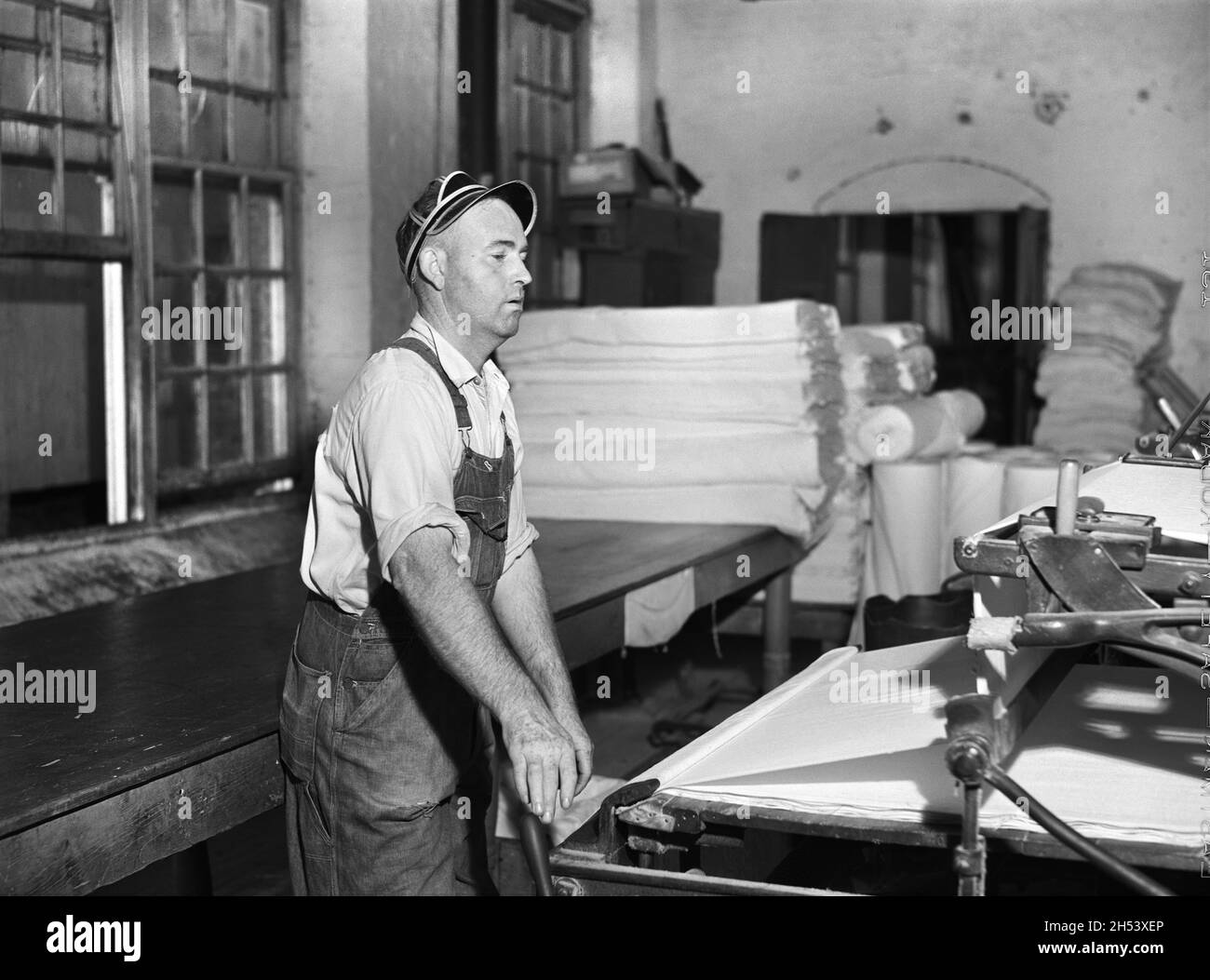Travailleur à l'usine de coton Mary-Leila, Greensboro, Géorgie, États-Unis, Jack Delano,U.S. Farm Security Administration, U.S. Office of War information Photograph Collection, octobre 1941 Banque D'Images