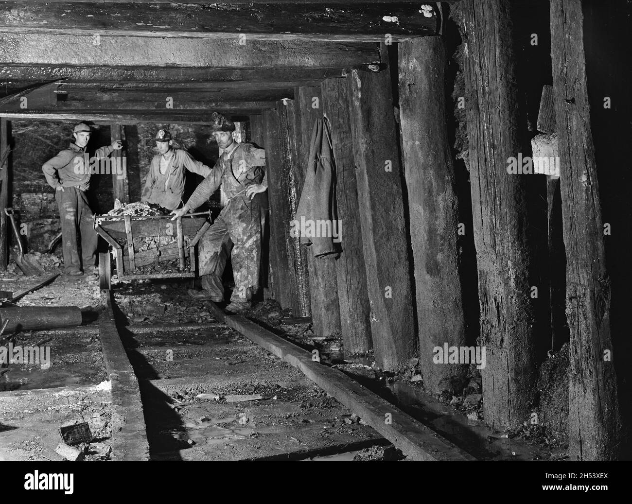 Intérieur de la mine sur la ferme de William Giles, Union Township, Pennsylvanie, États-Unis, Jack Delano,U.S. Farm Security Administration, U.S. Office of War information Photograph Collection, août 1940 Banque D'Images