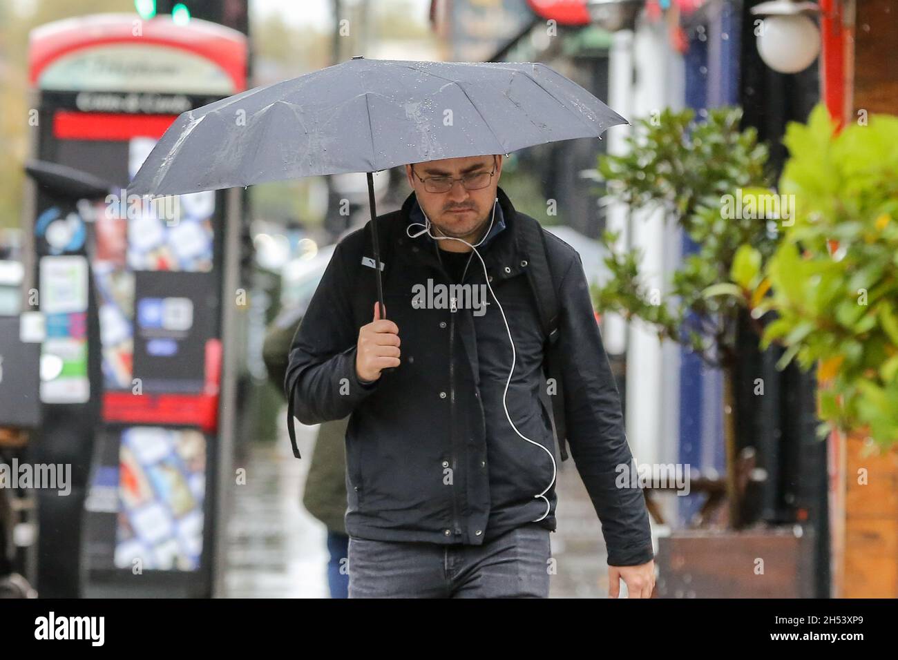 Londres, Royaume-Uni.3 novembre 2021.Un homme s'abrie sous un parapluie lors d'une pluie à Londres.(Image de crédit : © Dinendra Haria/SOPA Images via ZUMA Press Wire) Banque D'Images