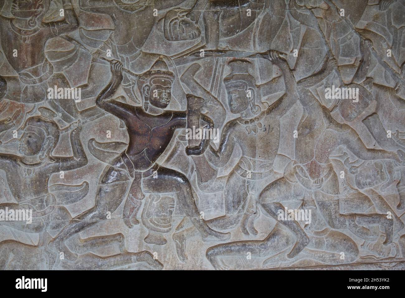 Des sculptures de relief ornant les murs d'Angkor Wat illustrent diverses scènes de bataille, y compris des événements des épopées de Ramayana et de Mahabharata Banque D'Images