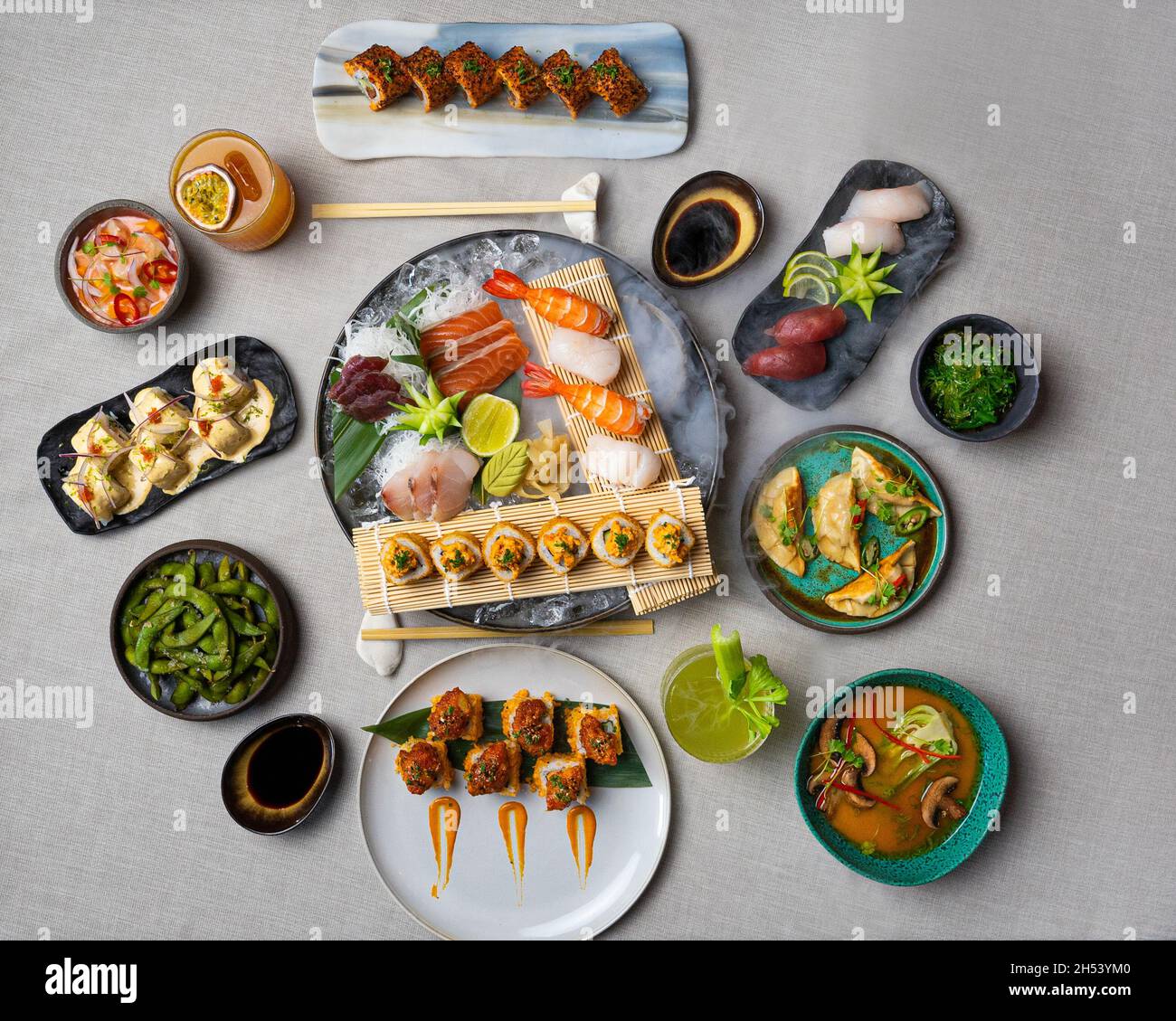 Assortiment de sushis japonais et sashimi sur une table Banque D'Images