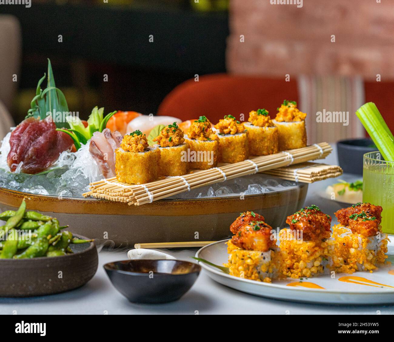 Assortiment de sushis japonais et sashimi sur une table Banque D'Images