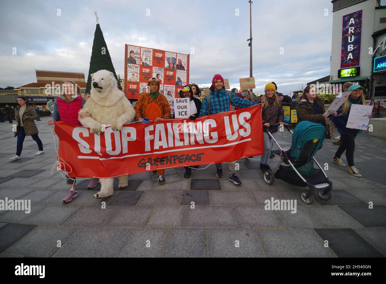 Plus de 500 personnes ont défilé à Bournemouth pour participer à une Journée mondiale de la justice climatique le 6 novembre 2021.Un groupe d'organisations sous un collectif de l'Alliance Bournemouth COP26 a traversé les jardins de Bournemouth après un rendez-vous près de Bournemouth Pier.Avec une bannière intitulée « Top Ling US » en tête de la marche, un rassemblement plus tard a également eu lieu près de la jetée de Bournemouth, où des discours ont été donnés. Banque D'Images