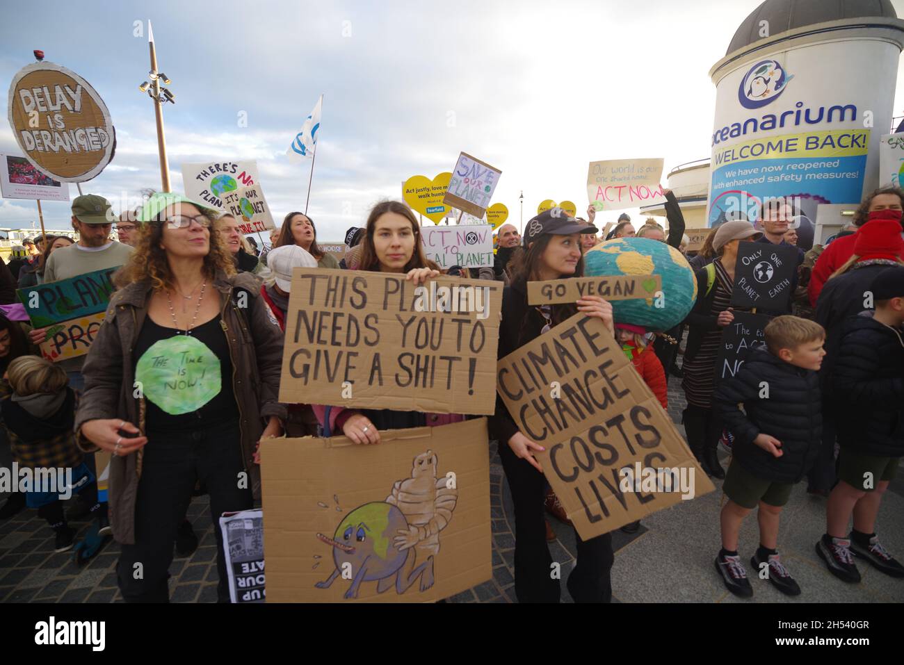 Plus de 500 personnes ont défilé à Bournemouth pour participer à une Journée mondiale de la justice climatique le 6 novembre 2021.Un groupe d'organisations sous un collectif de l'Alliance Bournemouth COP26 a traversé les jardins de Bournemouth après un rendez-vous près de Bournemouth Pier.Avec une bannière intitulée « Top Ling US » en tête de la marche, un rassemblement plus tard a également eu lieu près de la jetée de Bournemouth, où des discours ont été donnés. Banque D'Images