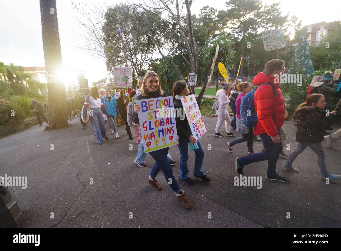 Plus de 500 personnes ont défilé à Bournemouth pour participer à une Journée mondiale de la justice climatique le 6 novembre 2021.Un groupe d'organisations sous un collectif de l'Alliance Bournemouth COP26 a traversé les jardins de Bournemouth après un rendez-vous près de Bournemouth Pier.Avec une bannière intitulée « Top Ling US » en tête de la marche, un rassemblement plus tard a également eu lieu près de la jetée de Bournemouth, où des discours ont été donnés. Banque D'Images