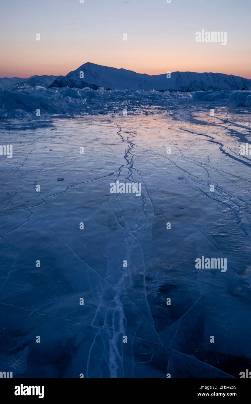 Fissure de glace sur la couverture de glace du lac Baikal Banque D'Images