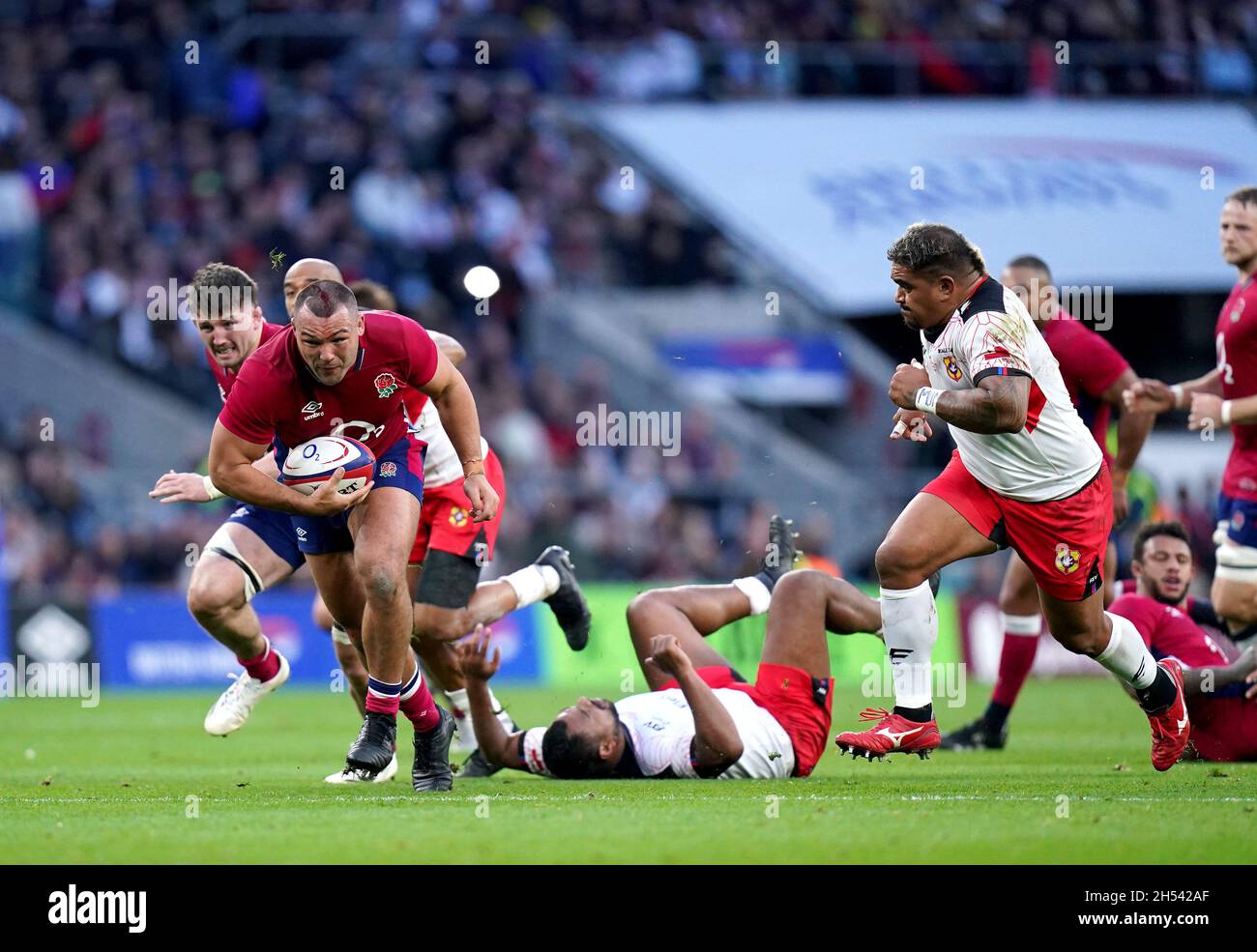 Ellis Genge, en Angleterre, s'épresse de tenter son coéquipier Maro Itoje lors du match des Autumn Internationals au stade de Twickenham, Londres.Date de la photo: Samedi 6 novembre 2021.Voir l'histoire de PA RUGBYU England.Le crédit photo devrait se lire comme suit : Adam Davy/PA Wire.RESTRICTIONS : l'utilisation est soumise à des restrictions.Utilisation éditoriale uniquement, aucune utilisation commerciale sans le consentement préalable du détenteur des droits. Banque D'Images