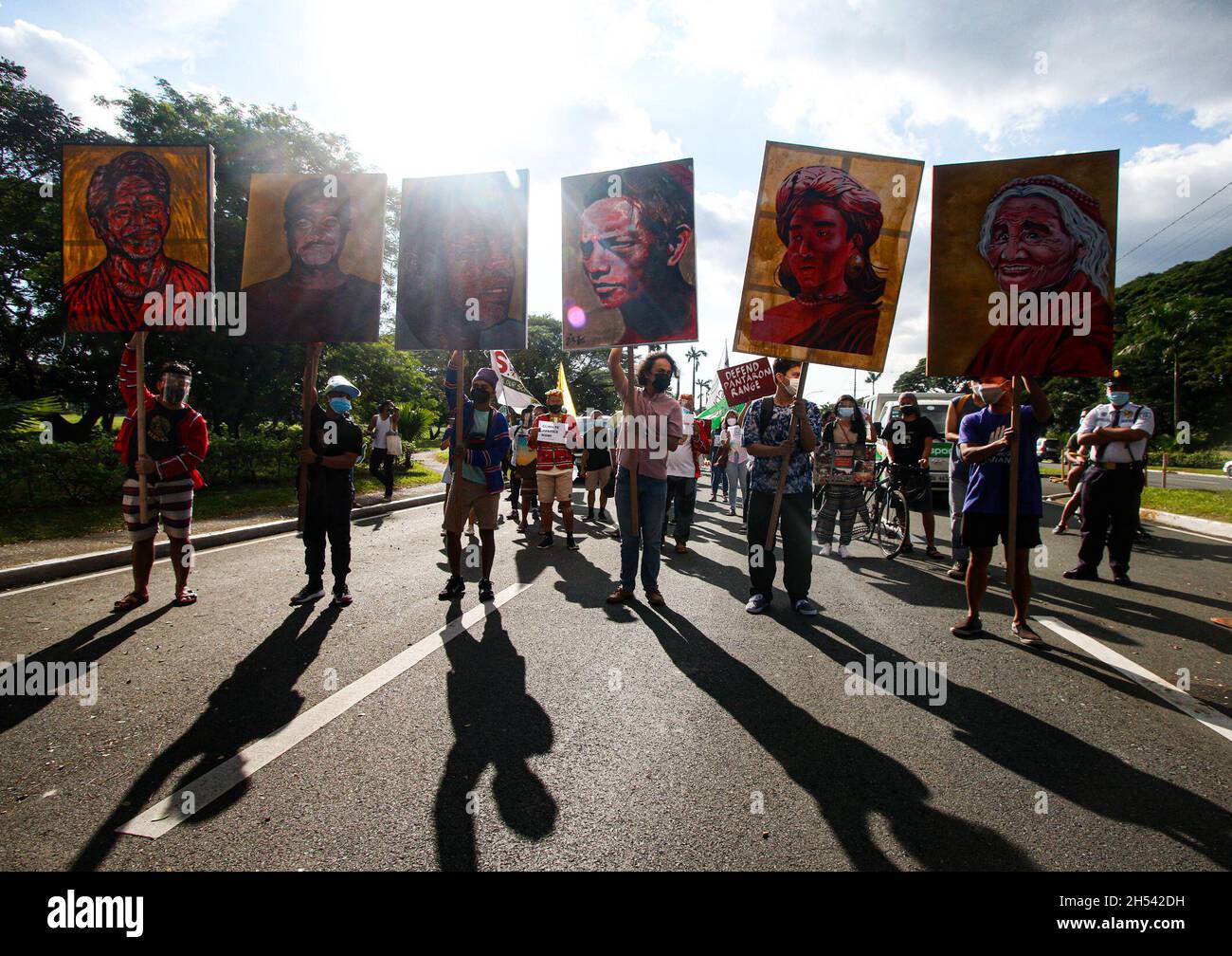 Quezon City, Philippines.6 novembre 2021.Les activistes du climat affichent une projection lumineuse pour transmettre leur message au rassemblement climatique #KliMalaya.Cette manifestation créative s'inscrit dans le cadre de la marche mondiale pour le climat qui appelle les dirigeants mondiaux participant à la Conférence COP26 des Nations Unies sur le changement climatique à Glasgow à prendre des mesures audacieuses et ambitieuses en matière de climat.Crédit : CIC de la majorité mondiale/Alamy Live News Banque D'Images