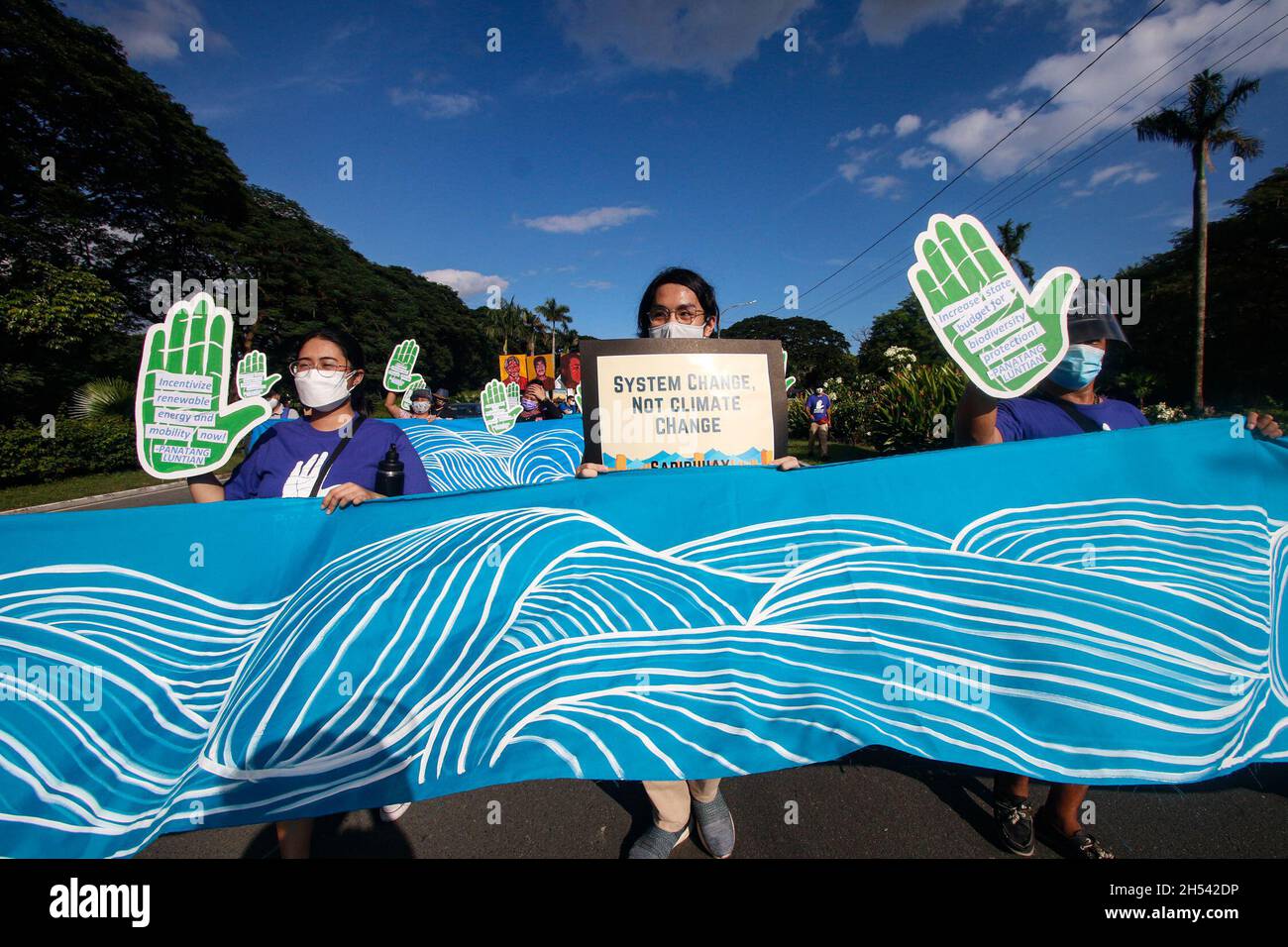 Quezon City, Philippines.6 novembre 2021.Les activistes du climat affichent une projection lumineuse pour transmettre leur message au rassemblement climatique #KliMalaya.Cette manifestation créative s'inscrit dans le cadre de la marche mondiale pour le climat qui appelle les dirigeants mondiaux participant à la Conférence COP26 des Nations Unies sur le changement climatique à Glasgow à prendre des mesures audacieuses et ambitieuses en matière de climat.Crédit : CIC de la majorité mondiale/Alamy Live News Banque D'Images