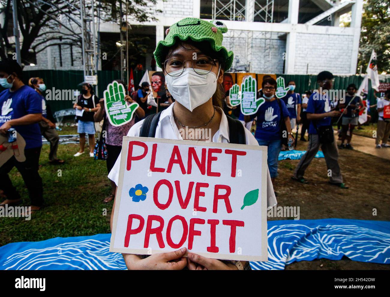 Quezon City, Philippines.6 novembre 2021.Les activistes du climat affichent une projection lumineuse pour transmettre leur message au rassemblement climatique #KliMalaya.Cette manifestation créative s'inscrit dans le cadre de la marche mondiale pour le climat qui appelle les dirigeants mondiaux participant à la Conférence COP26 des Nations Unies sur le changement climatique à Glasgow à prendre des mesures audacieuses et ambitieuses en matière de climat.Crédit : CIC de la majorité mondiale/Alamy Live News Banque D'Images