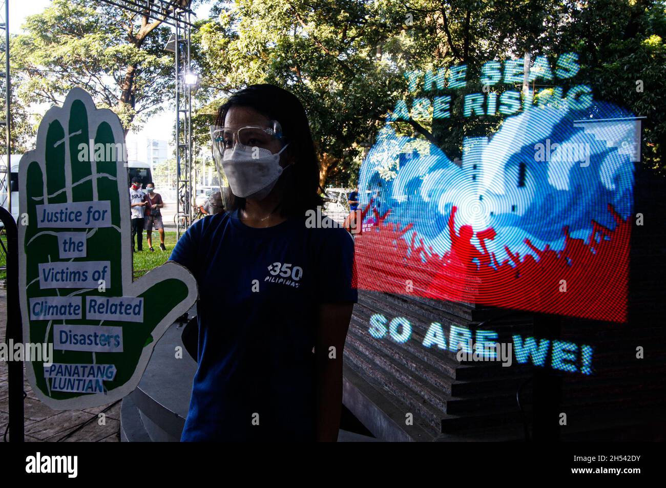 Quezon City, Philippines.6 novembre 2021.Les activistes du climat affichent une projection lumineuse pour transmettre leur message au rassemblement climatique #KliMalaya.Cette manifestation créative s'inscrit dans le cadre de la marche mondiale pour le climat qui appelle les dirigeants mondiaux participant à la Conférence COP26 des Nations Unies sur le changement climatique à Glasgow à prendre des mesures audacieuses et ambitieuses en matière de climat.Crédit : CIC de la majorité mondiale/Alamy Live News Banque D'Images