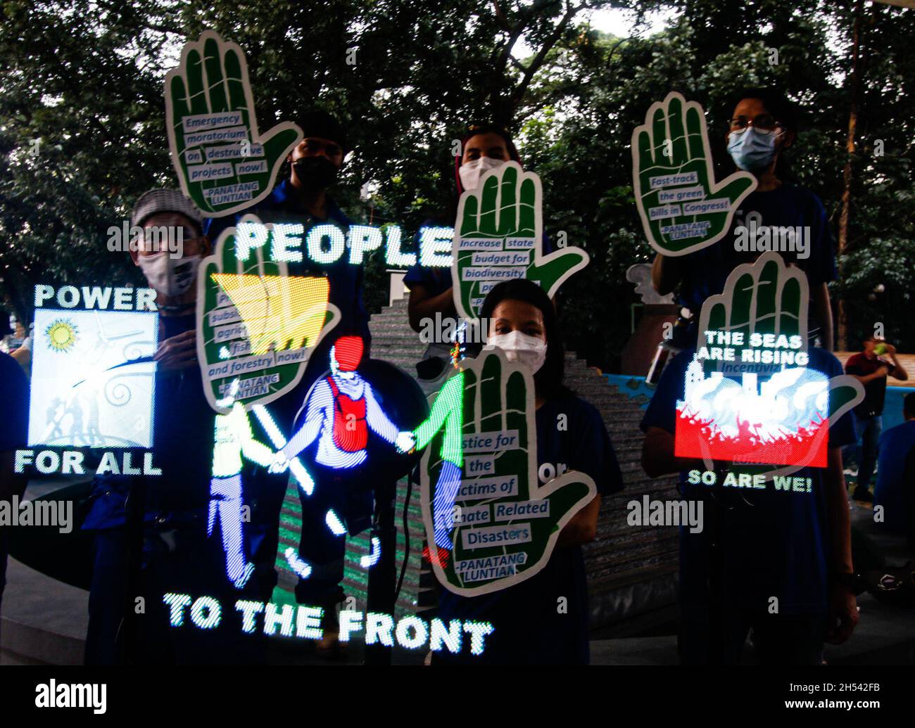 Quezon City, Philippines.6 novembre 2021.Les activistes du climat affichent une projection lumineuse pour transmettre leur message au rassemblement climatique #KliMalaya.Cette manifestation créative s'inscrit dans le cadre de la marche mondiale pour le climat qui appelle les dirigeants mondiaux participant à la Conférence COP26 des Nations Unies sur le changement climatique à Glasgow à prendre des mesures audacieuses et ambitieuses en matière de climat.Crédit : CIC de la majorité mondiale/Alamy Live News Banque D'Images