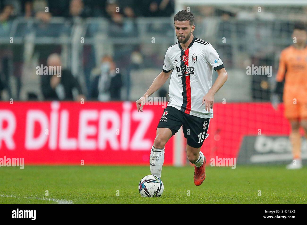 ISTANBUL, TURQUIE - NOVEMBRE 6: Miralem Pjanic de Besiktas JK pendant le match Super LIG entre Besiktas AS et Trabzonspar au Parc Vodafone le 6 novembre 2021 à Istanbul, Turquie (photo par /Orange Pictures) Banque D'Images