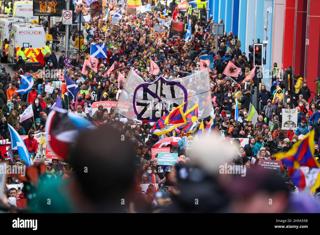 Des milliers de mars dans la Journée mondiale d'action pour la justice climatique au centre-ville de Glasgow, en Écosse, où se déroule la conférence COP26 sur le climat Banque D'Images