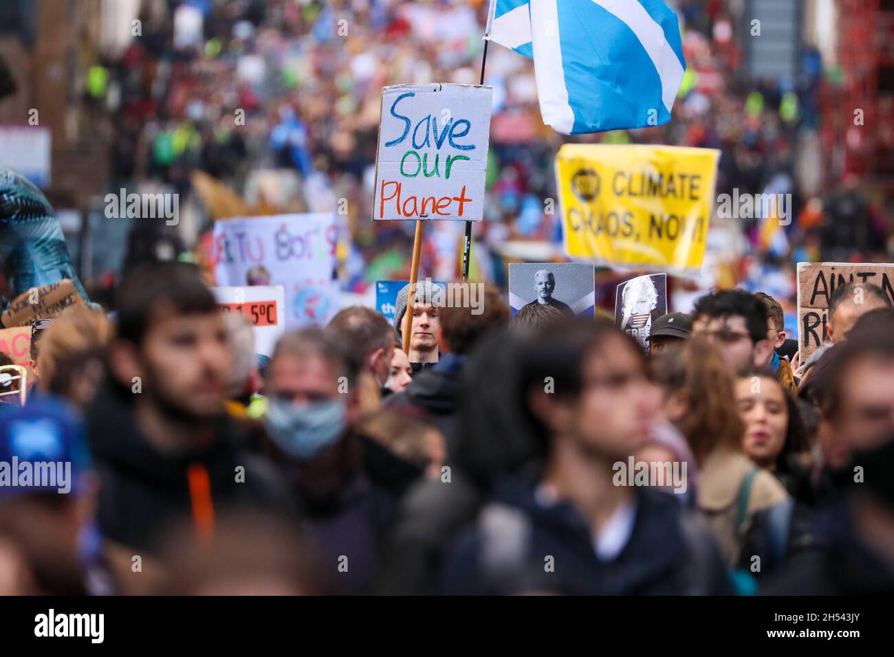 Des milliers de mars dans la Journée mondiale d'action pour la justice climatique à Glasgow City Centre, en Écosse, où se déroule la conférence COP26 sur le climat. Banque D'Images