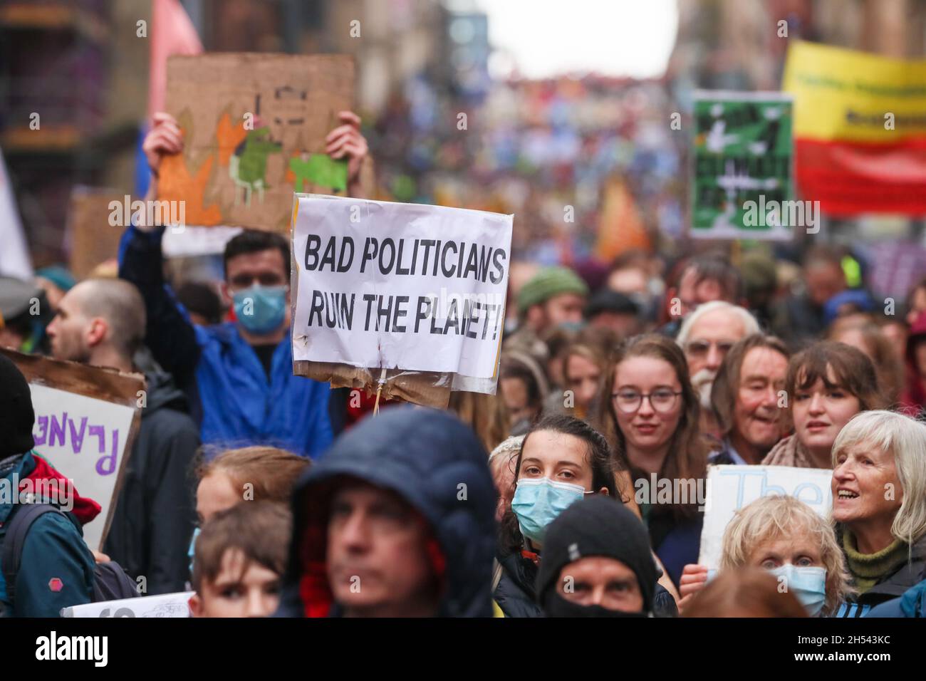 Des milliers de mars dans la Journée mondiale d'action pour la justice climatique à Glasgow City Centre, en Écosse, où se déroule la conférence COP26 sur le climat. Banque D'Images