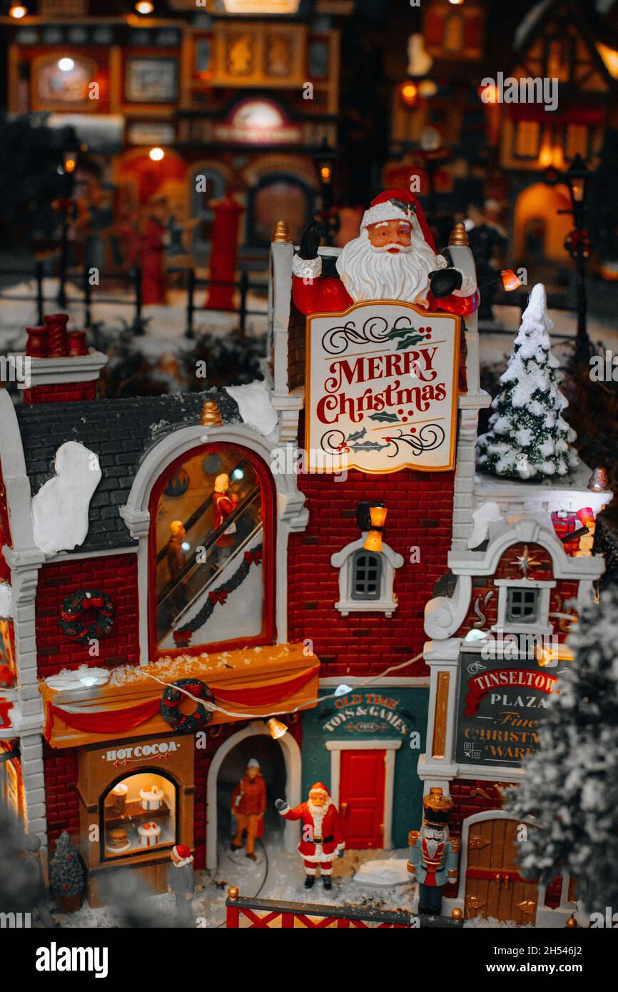 Célèbre nouvel an et jouets de Noël de décorations de Lemax avec arbre de  Noël, neige, ville et figurines Santa Claus.Cadeaux et décorations de luxe  pour TH Photo Stock - Alamy