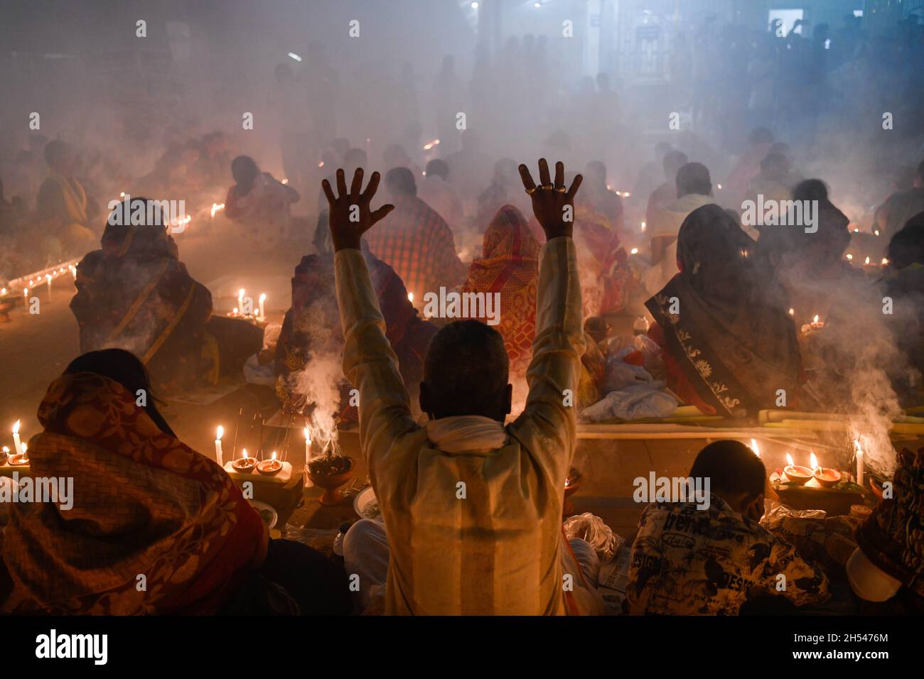 Narayanganj, Bangladesh.06e novembre 2021.Un dévot lève les mains pendant qu'il offre des prières, au temple ashram Shri Shri Lokanath Brahmachari pendant le festival hindou de jeûne religieux.les disciples de Baba Lokenath Brahmachari ont célébré Rakher Upobash ou kartik broto en jeûnant jusqu'au soir et en éclairant les lampes à Barodi Lokenath Ashram à Narayanganj.(Photo de Piyas Biswas/SOPA Images/Sipa USA) crédit: SIPA USA/Alay Live News Banque D'Images