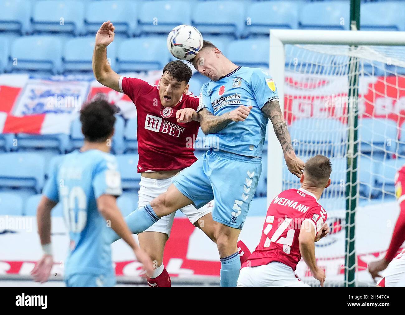 Coventry, Angleterre, 6 novembre 2021.Kyle McFadzean de Coventry City (R) se démène de Chris Martin de Bristol City pendant le match du championnat Sky Bet à l'arène Coventry Building Society, Coventry.Le crédit photo devrait se lire: Andrew Yates / Sportimage Banque D'Images