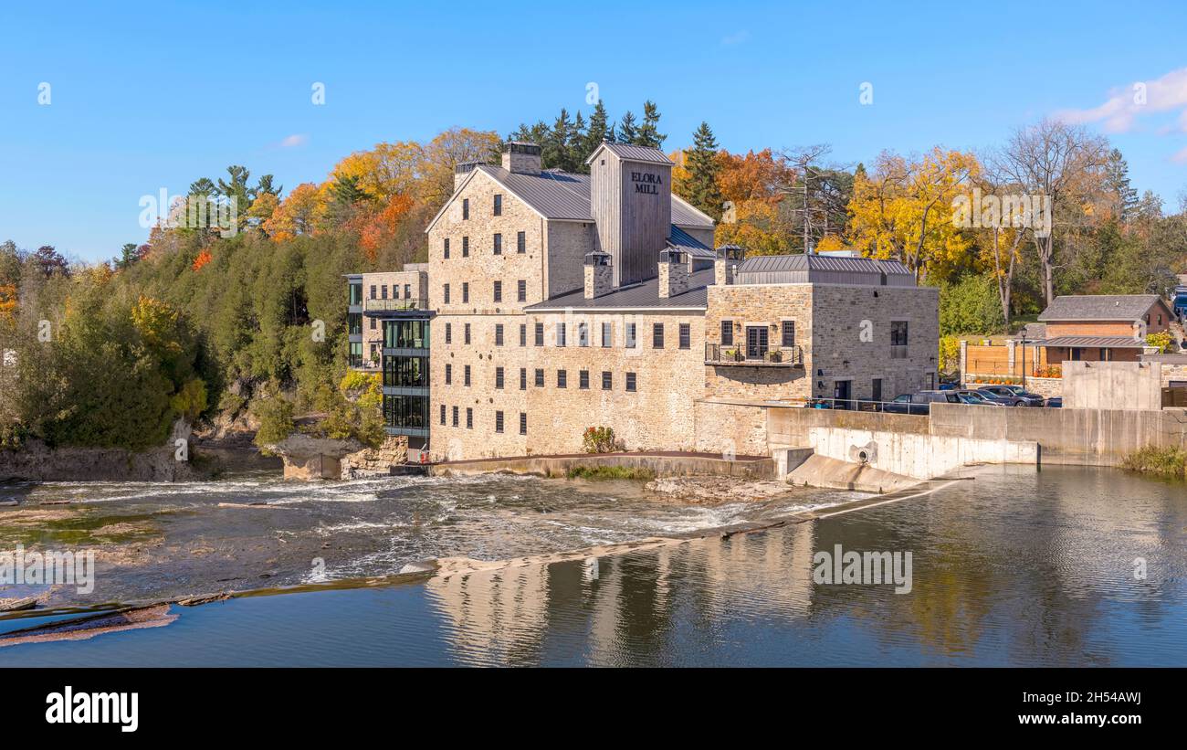 Elora, Ontario, Canada - 17 octobre 2020 : vue sur le moulin historique situé sur la rivière Grand à Elora, Ontario, Canada. Banque D'Images