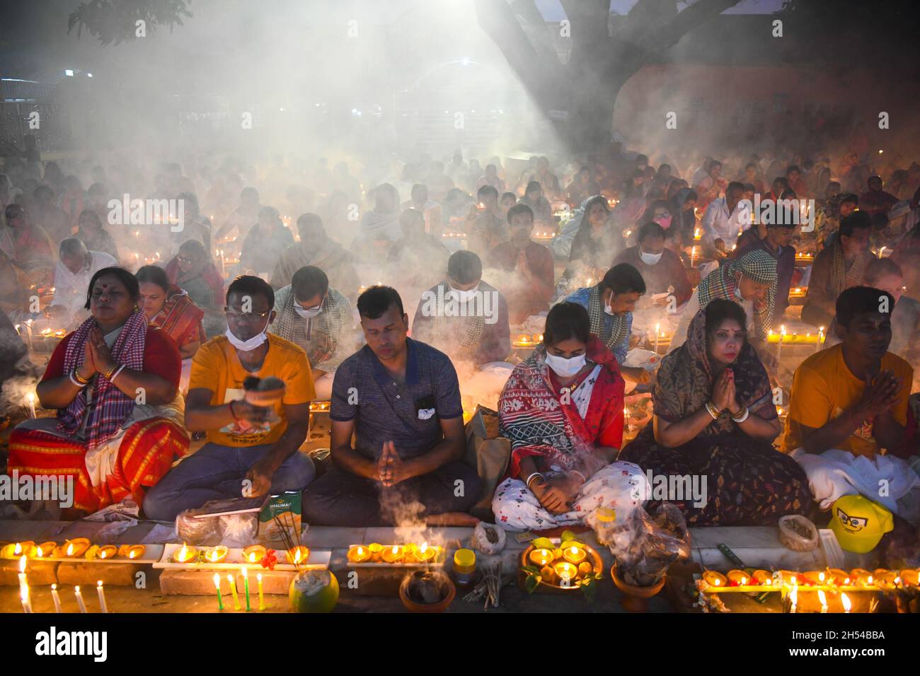 Narayanganj, Bangladesh.06e novembre 2021.Les dévotés proposent des prières au temple ashram Shri Shri Lokanath Brahmachari pendant le festival religieux hindou de jeûne.les disciples de Baba Lokenath Brahmachari ont célébré Rakher Upobash ou kartik broto en jeûnant jusqu'au soir et en éclairant les lampes à Barodi Lokenath Ashram à Narayanganj.Crédit : SOPA Images Limited/Alamy Live News Banque D'Images