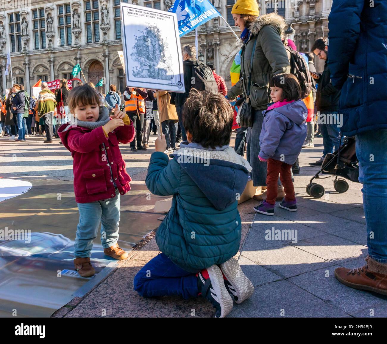 Paris, France, ONG françaises, manifestation contre la crise climatique, enfants dont les familles protestent, problème mondial, enfant portant des pancartes de protestation Banque D'Images