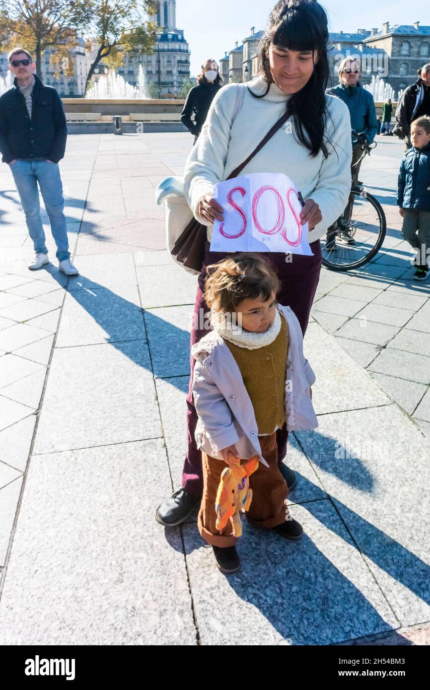 Paris, France, ONG françaises, Climate Crisis Demonstration, Mum and Child Holding Protest signent SOS, femme protestant Banque D'Images