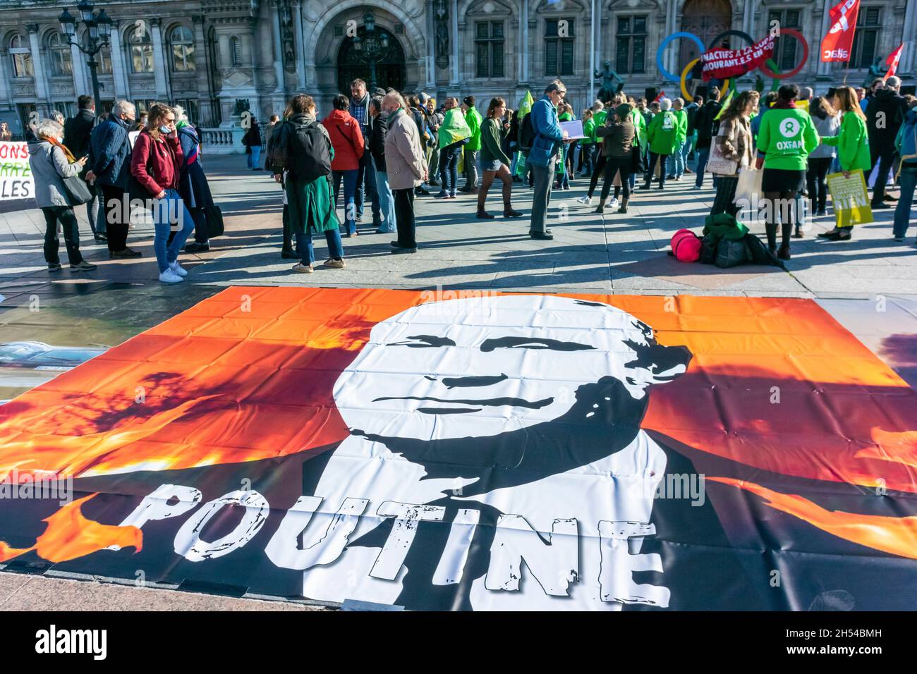 Paris, France, ONG françaises, Climate Crisis Demonstration, militants de Crwod, OXFAM, Poutin signe de protestation, image de Poutine, problème mondial Banque D'Images