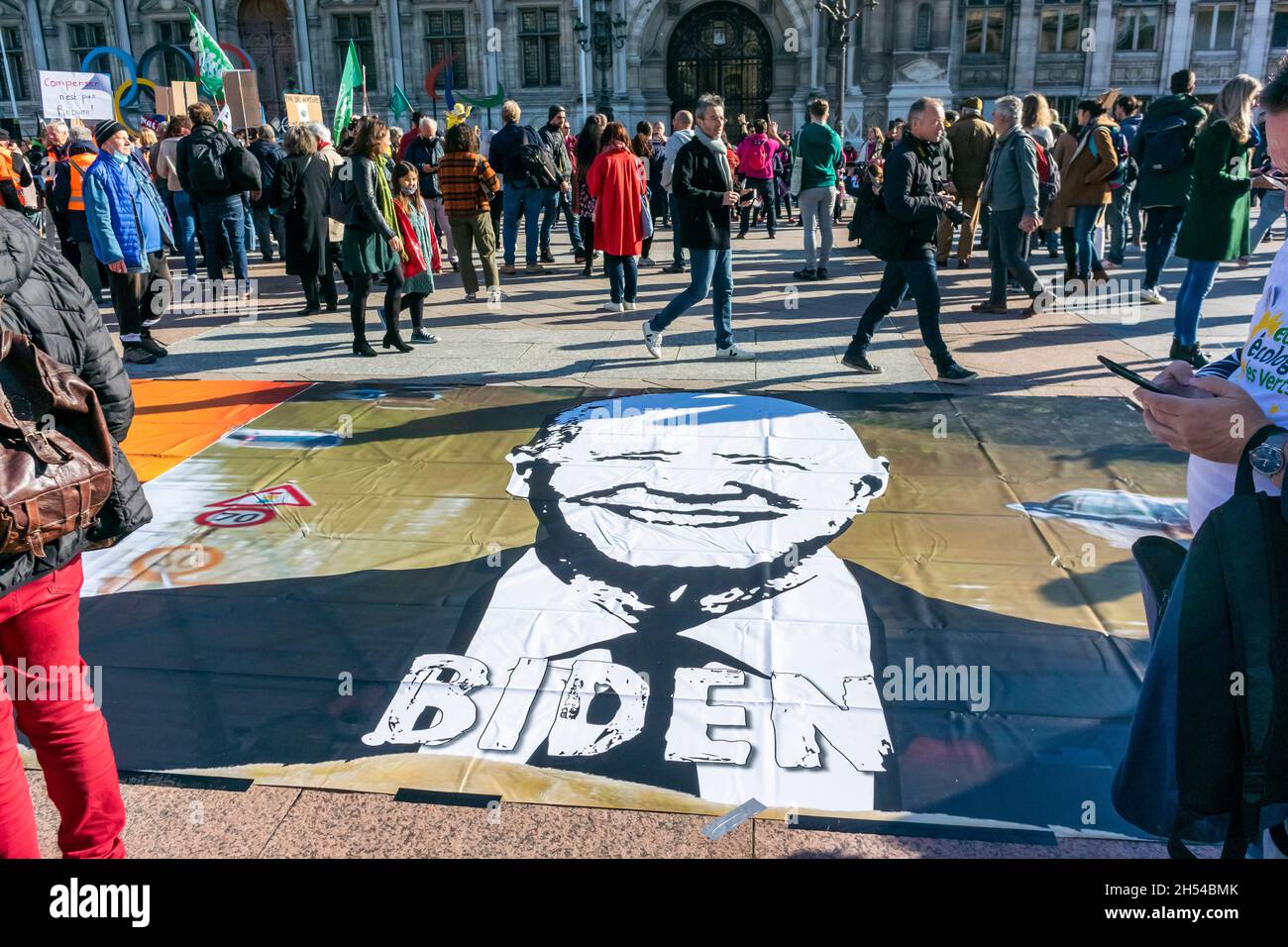 Paris, France, ONG françaises, manifestation contre la crise climatique, scène de protestation de grande foule, personnes tenant des pancartes de protestation, COP 26, Biden, leaders mondiaux, mouvement environnemental français Banque D'Images