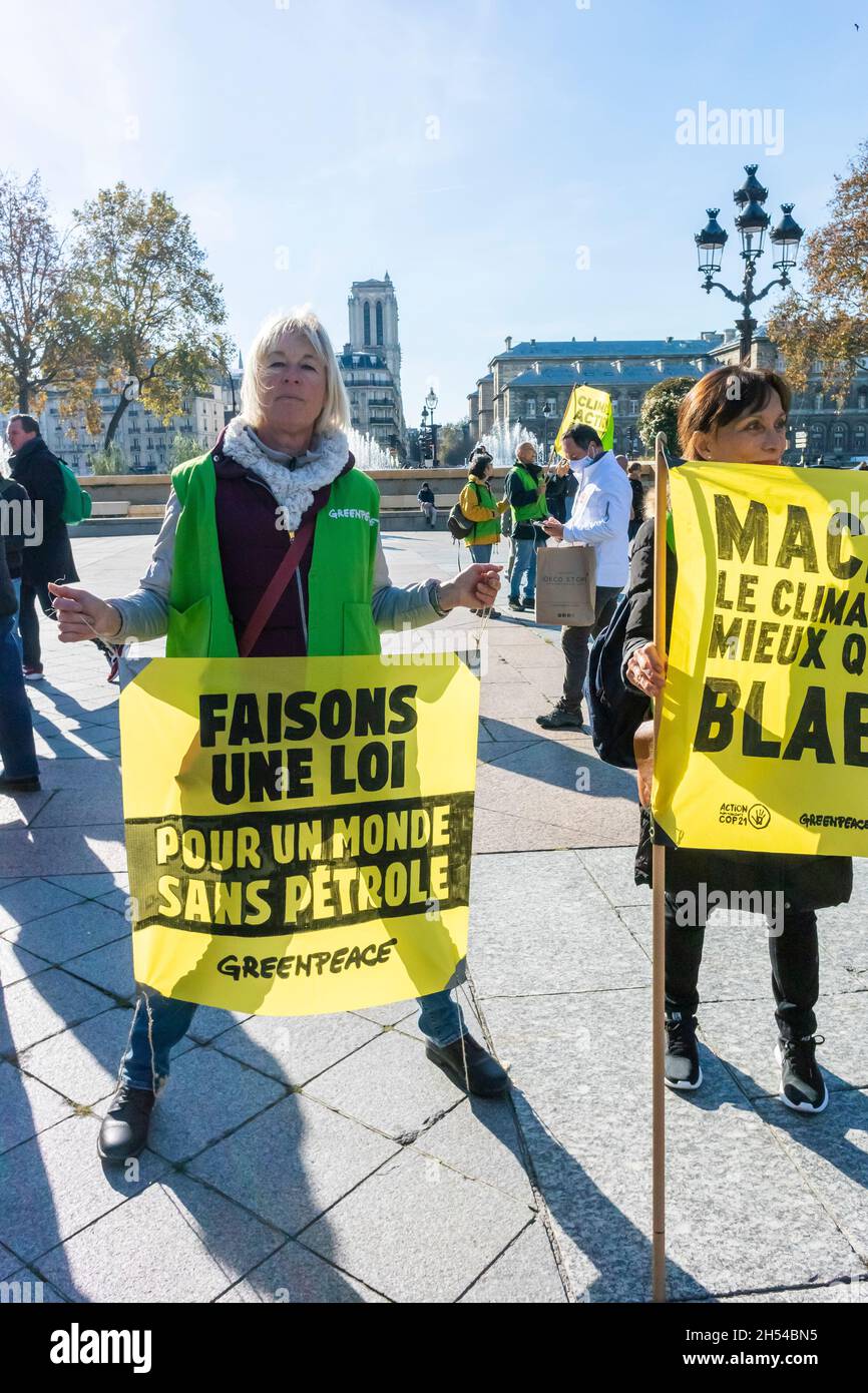 Paris, France, Groupe de personnes, tenant des panneaux de protestation, slogan des activistes climatiques ONG françaises, manifestation de crise climatique, activistes de foule , Greenpeace France, COP Banque D'Images