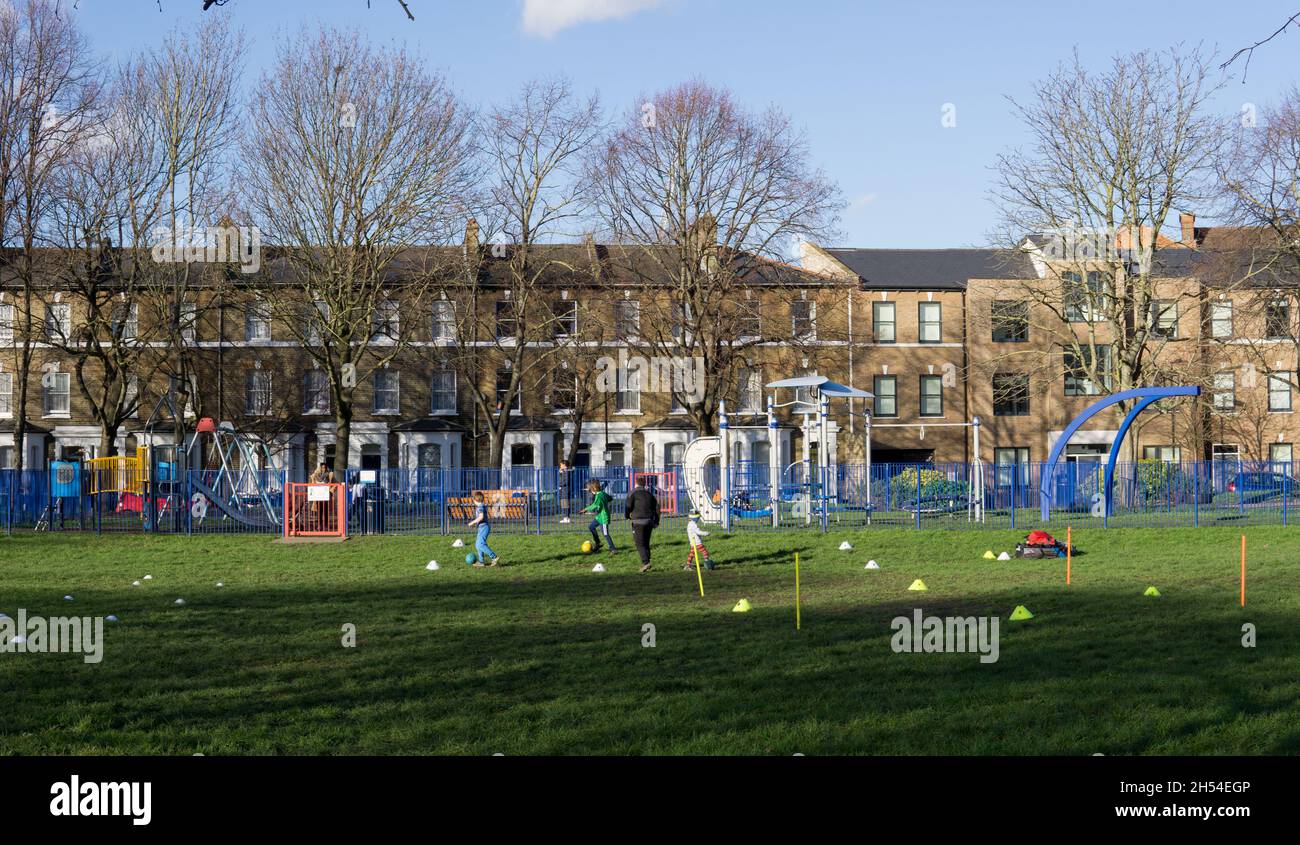 Londres UK; 23 janvier 2021, les enfants apprennent à jouer au football en plein air Banque D'Images