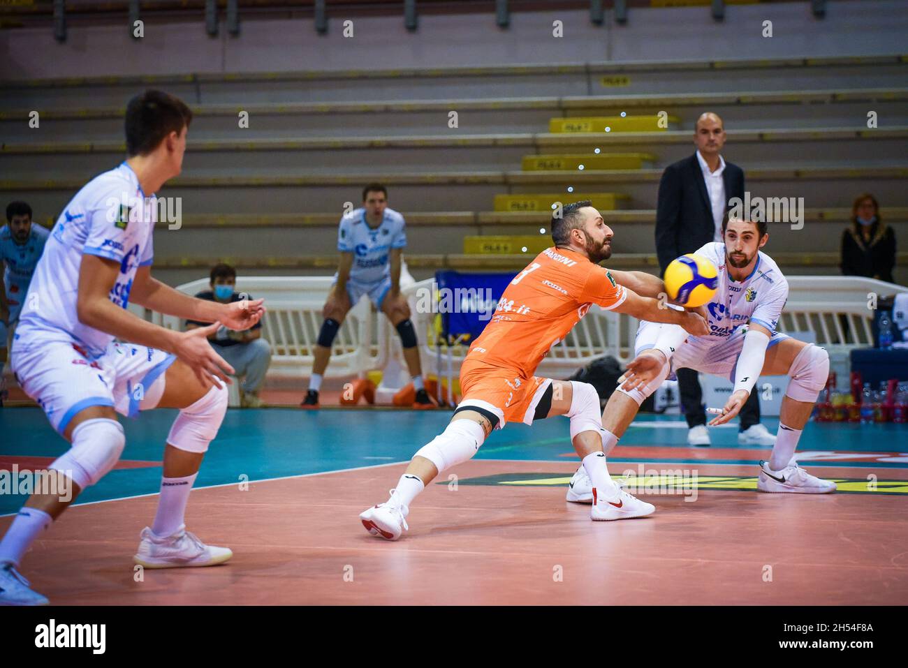 Palasport, Cisterna, Italie, 06 novembre 2021,Top Volley Cisterna pendant Top Volley Cisterna vs Tonno Callippo Vibo Valentia - Volleyball Italien Serie A Men SuperLeague Championship Championship Banque D'Images