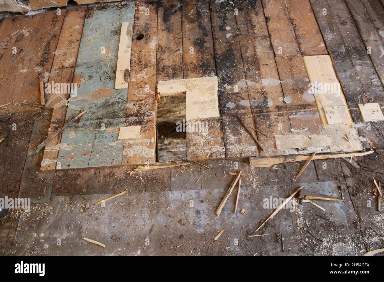 Remplacement des planches de plancher dans une ancienne maison Banque D'Images