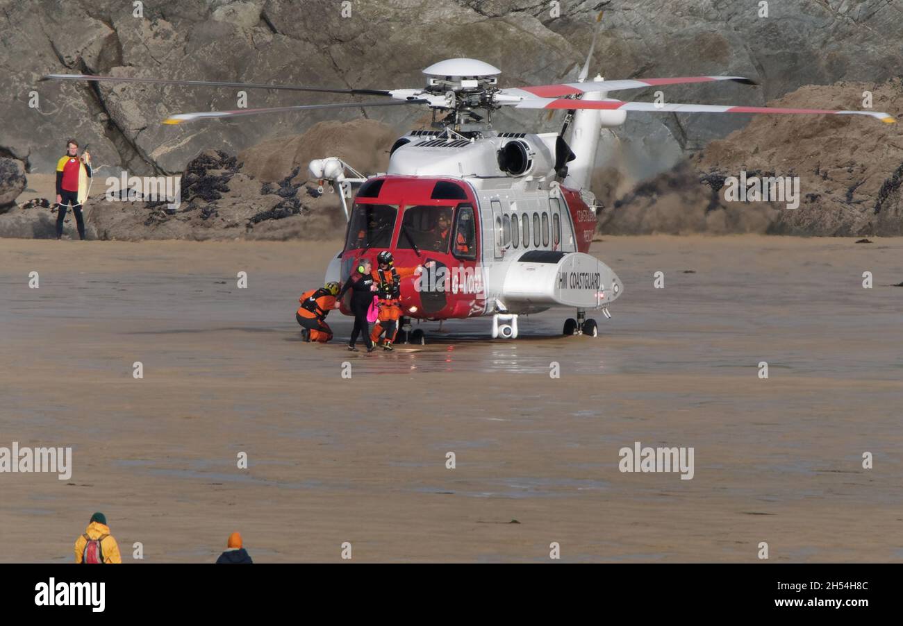 Cornwall, Royaume-Uni, Newquay.Plage de Fistral.Sauvetage en hélicoptère et bateau de sauvetage d'une femme nageuse lavée à la mer de la petite plage de Fistral.Un membre du public a remarqué son flotteur rose et sa casquette de bain et a appelé le 999.Les gardes-côtes disent que sa casquette rose lui a sauvé la vie.6 novembre 2021 crédit: Robert Taylor/Alay Live News Banque D'Images