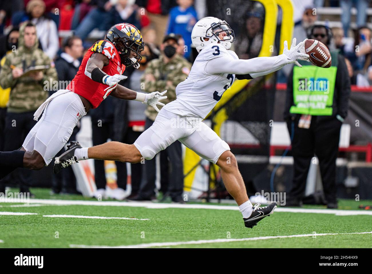 Le receveur général des Nittany Lions de Penn State Parker Washington (3) tente d'apporter une prise qui a été abandonnée alors qu'elle a été poursuivie par le Maryland Terrapins défensive back Jakorian Bennett (2) pendant le match de football universitaire NCAA entre Penn State et le Maryland le samedi 6 novembre,2021 au stade Capital One Field, Maryland Stadium, College Park, Maryland.Jacob Kupferman/CSM Banque D'Images