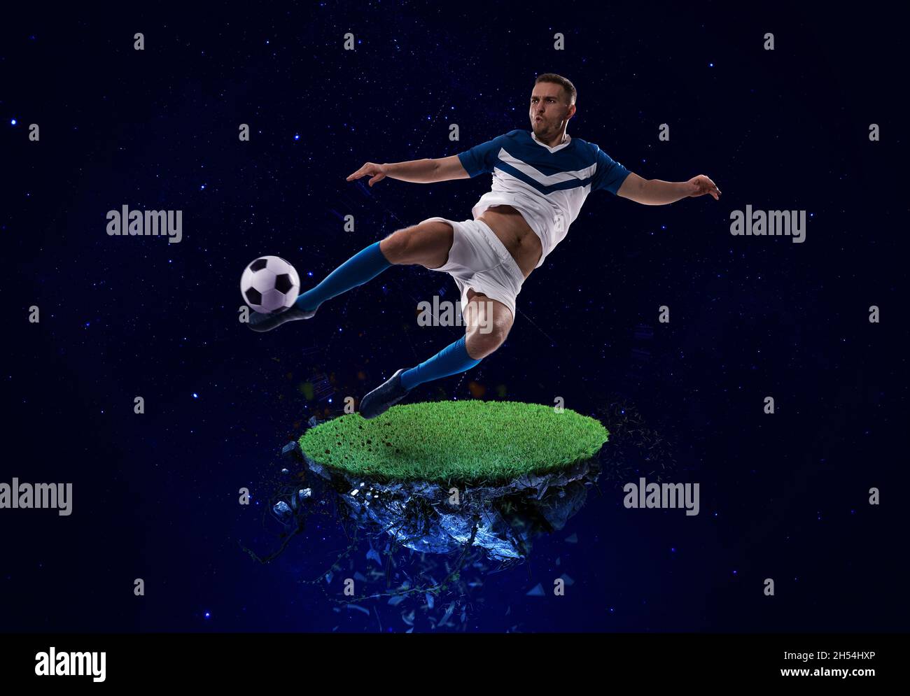 Un joueur de football lance le ballon dans l'espace Banque D'Images