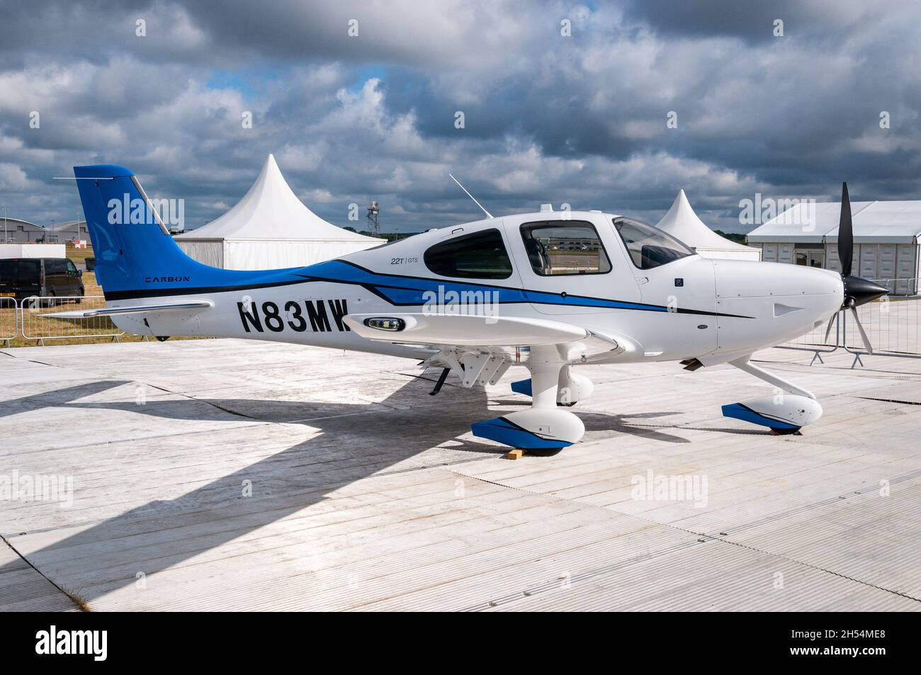 Cirrus SR-22 GTS avion carbone N83MW au salon international de l'aviation de Farnborough 2014.Événement commercial au Royaume-Uni.Exposition sur les avions légers Banque D'Images